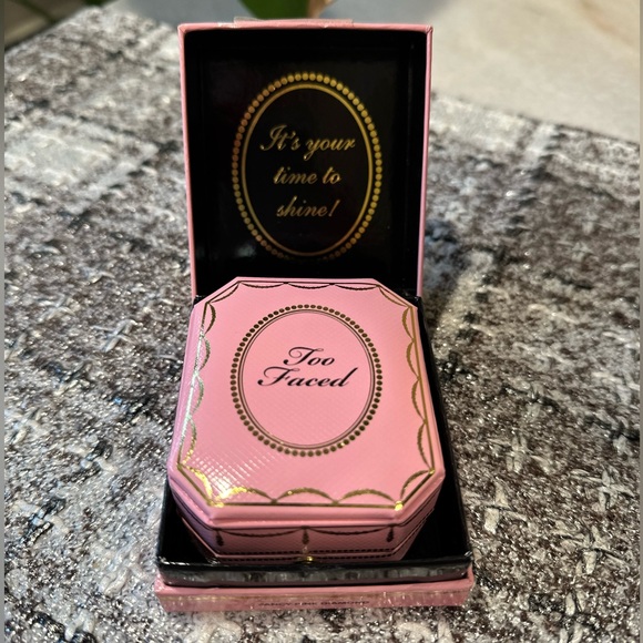 Too Faced Highlighter - Picture 2 of 4